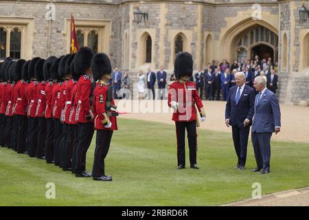 Windsor, Regno Unito. 10 luglio 2023. Il presidente degli Stati Uniti Joe Biden esamina le guardie gallesi scortate dal re britannico Carlo III, a destra, al Quadrilatero del Castello di Windsor, il 10 luglio 2023 a Windsor, in Inghilterra. Credito: Adam Schultz/White House Photo/Alamy Live News Foto Stock