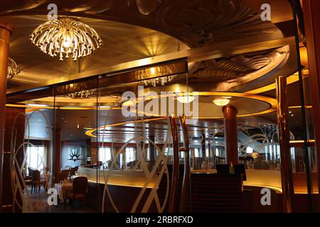 L'ingresso principale al ristorante Meridian MDR - Main Dining Room, sul ponte 2- F, guardando a est a bordo della nave da crociera P&o Arcadia, aprile 2023. Foto Stock