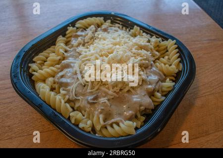 Deliziati con un piatto di pasta fusilli soffocata in una stuzzicante salsa di tonno e condita con Mozzarella sciolta. Foto Stock