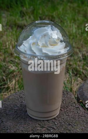 Rinfrescati con un caffè freddo sullo sfondo della bellezza della natura. Foto Stock