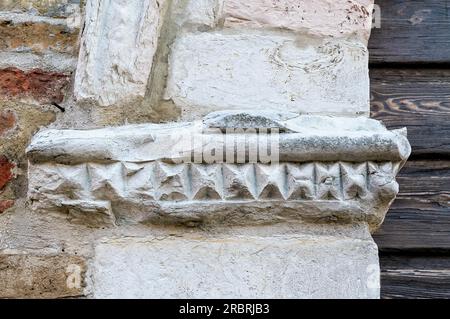 Dettaglio della chiesa di Monteguiduccio borgo medievale delle Marche italiane Foto Stock