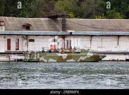 Sebastopoli, Crimea. 26 settembre 2021. La barca della flotta del Mar Nero e' attraccata. Credito: Katrina Kochneva/ZUMA Wire/ZUMAPRESS.com/Alamy Live News Foto Stock