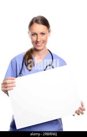 Attraente giovane medico, veterinario o infermiere con in mano un cartello bianco con spazio per la copia del testo o della pubblicità Foto Stock