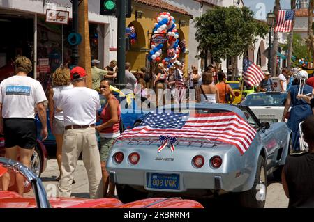 Celebrazione del 4 luglio sulla State St. Nel centro storico di Santa Barbara, CA Foto Stock