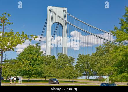 Verrazzano-Narrows Bridge si unisce a Brooklyn e Staten Island di New York. Il ponte sospeso in acciaio era la campata più lunga del mondo, quando fu costruito nel 1964. Foto Stock