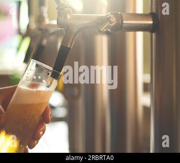 Un padrone di casa prende la birra in un bar Foto Stock