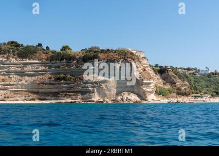 Vista della costa dell'Italia meridionale. Vista panoramica dalla barca nelle soleggiate giornate estive. Costa calabrese Foto Stock