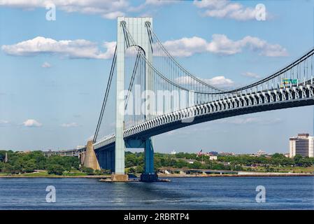 Verrazzano-Narrows Bridge si unisce a Brooklyn e Staten Island di New York. Il ponte sospeso in acciaio era la campata più lunga del mondo, quando fu costruito nel 1964. Foto Stock
