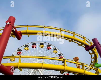 Il Santa Monica Pier è un grande molo a doppia giunzione situato ai piedi di Colorado Avenue a Santa Monica, California, ed è un importante punto di riferimento Foto Stock