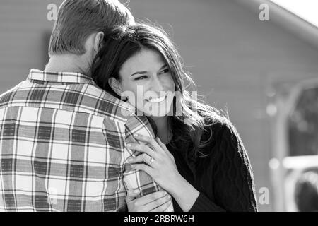 Una giovane coppia si gode la compagnia a vicenda Foto Stock