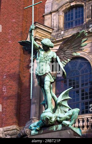 Scultura Arcangelo Michele sconfigge Satana, portale principale di San Chiesa di Michele, Amburgo, Germania, Amburgo Michel Foto Stock