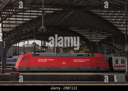 Immagine di una locomotiva DB classe 101, una locomotiva elettrica, pronta per un servizio ferroviario Intercity nella stazione di Koln Hbf, appartenente a db fernverk Foto Stock