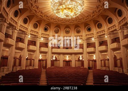 Immagine dell'interno di un teatro dell'opera, un teatro barocco d'epoca, con posti a sedere vuoti visti dal palco. Foto Stock