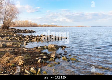 Panorama del fiume Dnieper a Kiev durante un freddo e chiaro fine del pomeriggio invernale Foto Stock