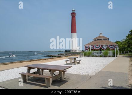 BARNEGAT LIGHT, N.J. – 1° luglio 2023: Il faro di Barnegat è visibile al Barnegat Lighthouse State Park di Long Beach Island. Foto Stock