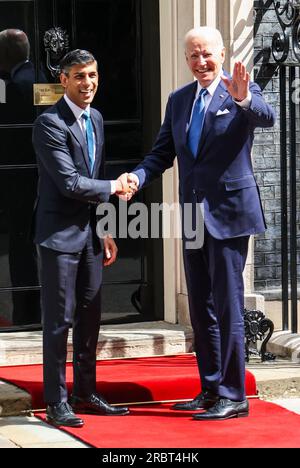 Londra, Regno Unito. 10 luglio 2023. Il presidente DEGLI STATI UNITI Joe Biden stringe la mano al primo ministro britannico Rishi Sunak all'esterno del 10 di Downing Street a Londra Credit: SOPA Images Limited/Alamy Live News Foto Stock