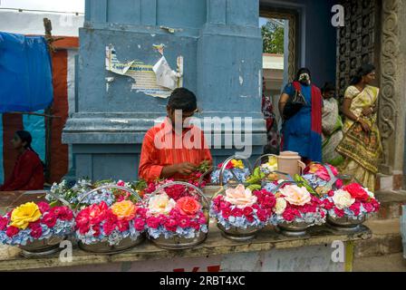 Un uomo che vende fiori di fronte al tempio Kurunji Aandavar Murugan a Kodaikanal, Tamil Nadu, India meridionale, India, Asia Foto Stock