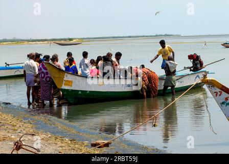 Peschereccio, il lago Pulicat è la seconda laguna di acqua salmastra più grande dell'India. Sulla costa del Coromandal a Pulicat Pazhaverkadu, Tamil Nadu Foto Stock