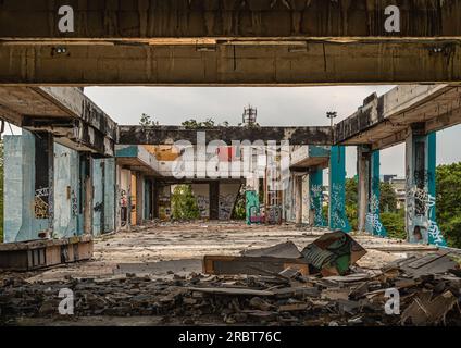 Bangkok, Thailandia - 08 luglio 2023 - la struttura interna degli edifici abbandonati con mattoni è stata lasciata deteriorarsi nel corso degli anni. I graffiti Foto Stock