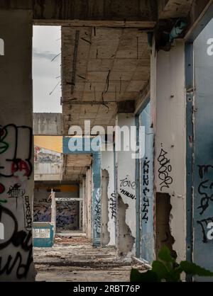 Bangkok, Thailandia - 08 luglio 2023 - la struttura interna degli edifici abbandonati con mattoni è stata lasciata deteriorarsi nel corso degli anni. I graffiti Foto Stock