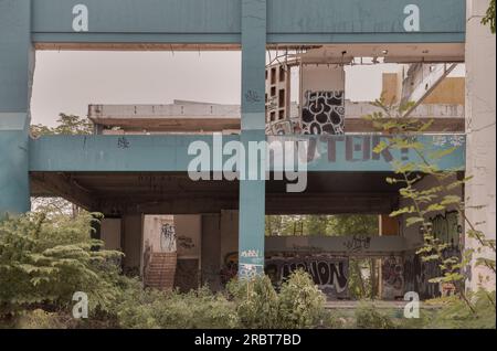 Bangkok, Thailandia - 08 luglio 2023 - la struttura esterna degli edifici abbandonati con struttura in mattoni è stata lasciata deteriorarsi nel corso degli anni. I graffiti Foto Stock