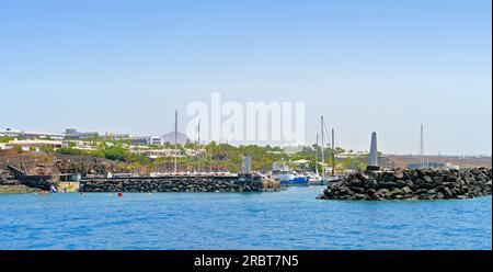 Lanzarote Isole Canarie Puerto Calero l'ingresso al porto dall'oceano contro il cielo blu profondo Foto Stock