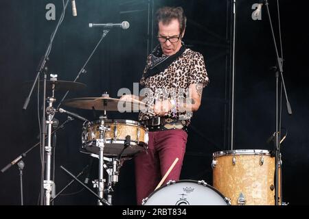 Southampton, Regno Unito. 8 luglio 2023. James McDonnell, batterista rockabilly nato a New York, alias Slim Jim Phantom, si esibisce dal vivo sul palco del festival revival Let's Rock degli anni '1980. James McDonnell, conosciuto con il nome d'arte Slim Jim Phantom, è il batterista degli Stray Cats Slim Jim Phantom sta quando suona la batteria, e il suo set up è composto solo da una batteria di basso, rullante, hi-Hat e crash cymbal. Credito: SOPA Images Limited/Alamy Live News Foto Stock