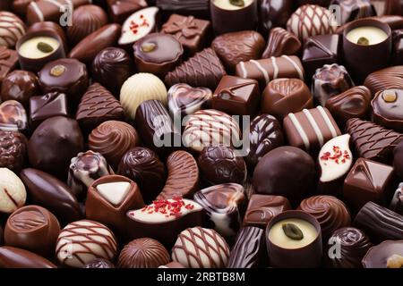 caramelle di cioccolato con vari ripieni, dolci di fondo. Foto Stock