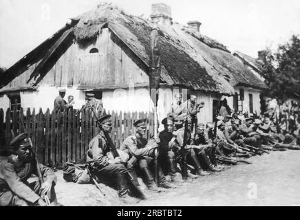 Europa: c. 1916 Un reggimento di fanteria russo riposa in un piccolo villaggio galiziano dopo una marciata e una lotta sparata. Foto Stock