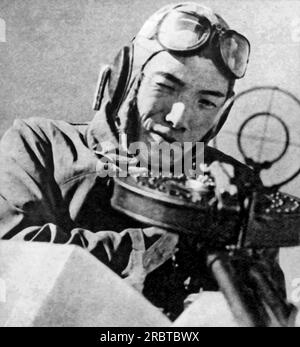 Giappone: 1941. Un pilota giapponese che guarda attraverso un mirino. Foto Stock