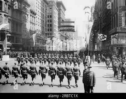 New York, New York: 21 aprile 1919 il 332° fanteria marcia sulla Fifth Avenue sulla strada per Central Park dove riceverà medaglie dall'Attache italiano per aver combattuto in Italia contro gli austriaci. Foto Stock