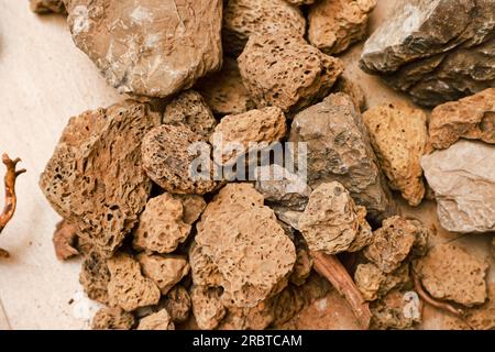 pietra pomice e pietra lavica con molti pori che sono ampiamente utilizzati quando si organizzano decorazioni acquascape per renderle belle ed estetiche Foto Stock