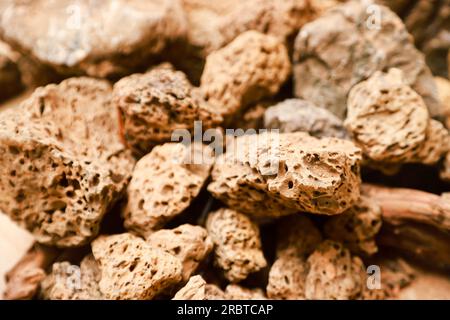 pietra pomice e pietra lavica con molti pori che sono ampiamente utilizzati quando si organizzano decorazioni acquascape per renderle belle ed estetiche Foto Stock