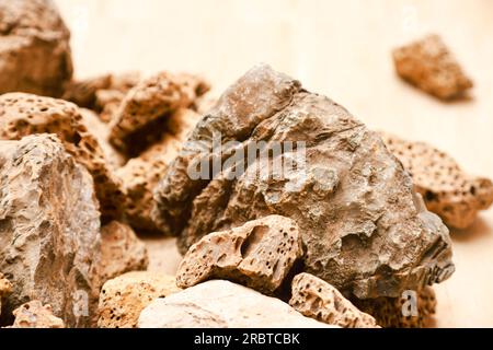 pietra pomice e pietra lavica con molti pori che sono ampiamente utilizzati quando si organizzano decorazioni acquascape per renderle belle ed estetiche Foto Stock