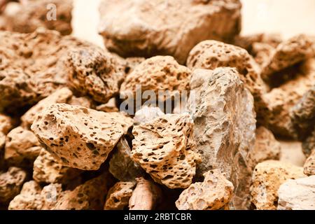 pietra pomice e pietra lavica con molti pori che sono ampiamente utilizzati quando si organizzano decorazioni acquascape per renderle belle ed estetiche Foto Stock
