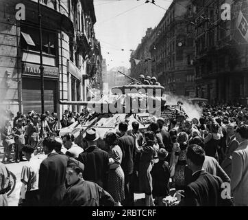 Italia circa 1944 folla di civili che guardano i carri armati alleati della seconda guerra mondiale che si arenavano in città. Foto Stock