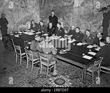 Reims, Francia: 7 maggio 1945 i rappresentanti del governo alleato accettano la resa del governo tedesco durante la cerimonia tenutasi presso il quartier generale supremo alleato a Reims. Foto Stock