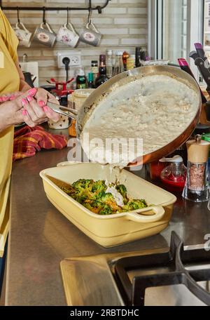 Lo chef trasforma il formaggio ammuffito in un piatto di ceramica, rinascimentale culinario Foto Stock