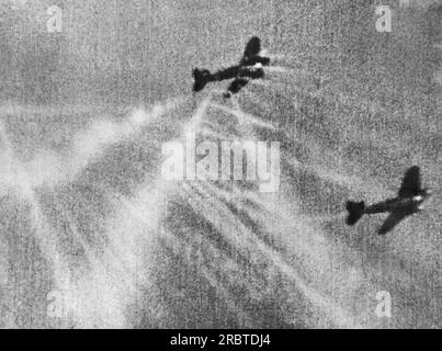 Londra, Inghilterra: 22 gennaio 1941 Un bombardiere tedesco Heinkel prese una grandine di fuoco dai cannoni montati sulle ali di un aereo da combattimento della RAF. Le telecamere montate sugli aerei catturano il fuoco che colpisce il bersaglio. Foto Stock