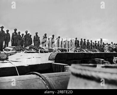 Midway Island, Oceano Pacifico: Giugno 1942 le truppe statunitensi stanno all'attenzione dietro le bare drappeggiate dalla bandiera dei loro connazionali uccisi nella battaglia di Midway. Foto Stock