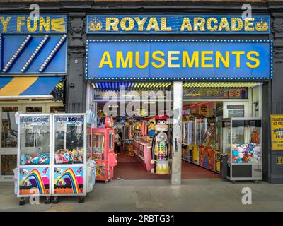 "Royal Arcade Amusements" sul lungomare di Weymouth nel Dorset, Inghilterra. Una sala giochi, nota anche come sala videogiochi, o sala giochi penny, è un pla Foto Stock