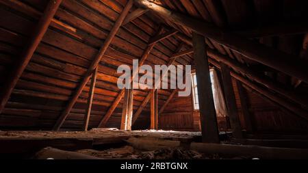 Interni astratti in legno grunge, vista panoramica dell'attico abbandonato Foto Stock