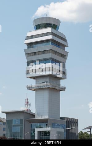 Belgrado, Serbia. 10 luglio 2023. La torre di controllo all'aeroporto Nikola Tesla di Belgrado. Crediti: Silas Stein/dpa/Alamy Live News Foto Stock