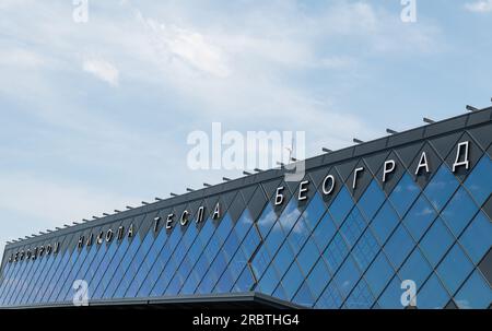 Belgrado, Serbia. 10 luglio 2023. Foto esterna dell'aeroporto Nikola Tesla di Belgrado. Crediti: Silas Stein/dpa/Alamy Live News Foto Stock