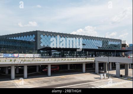 Belgrado, Serbia. 10 luglio 2023. Foto esterna dell'aeroporto Nikola Tesla di Belgrado. Crediti: Silas Stein/dpa/Alamy Live News Foto Stock