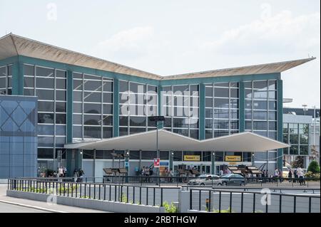 Belgrado, Serbia. 10 luglio 2023. Foto esterna dell'aeroporto Nikola Tesla di Belgrado. Crediti: Silas Stein/dpa/Alamy Live News Foto Stock