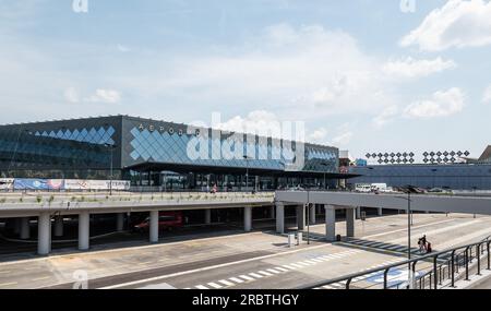 Belgrado, Serbia. 10 luglio 2023. Foto esterna dell'aeroporto Nikola Tesla di Belgrado. Crediti: Silas Stein/dpa/Alamy Live News Foto Stock