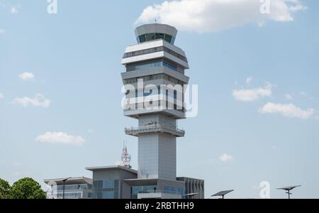 Belgrado, Serbia. 10 luglio 2023. La torre di controllo all'aeroporto Nikola Tesla di Belgrado. Crediti: Silas Stein/dpa/Alamy Live News Foto Stock