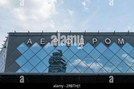 Belgrado, Serbia. 10 luglio 2023. Foto esterna dell'aeroporto Nikola Tesla di Belgrado. Crediti: Silas Stein/dpa/Alamy Live News Foto Stock