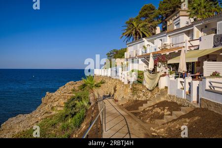 Sentiero costiero tra la spiaggia di Cala Crancs e Punta del Cavall, a Salou, costa di Costa Daurada (Tarragona, Catalogna, Spagna). Esempio: Camino de ronda Foto Stock